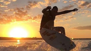 Festival de Surf em Porto Alegre. Neste sábado é dia de pegar onda no Guaíba