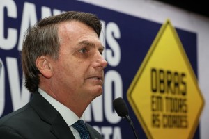 Bolsonaro sanciona projeto anticrime de Moro com 25 vetos; juiz de garantia é mantido