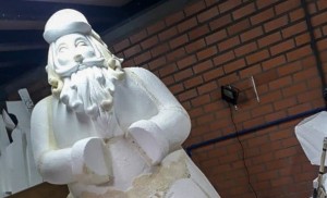 Porto Alegre: Artistas customizam Papais Noéis gigantes do Natal Alegre