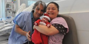 Bebês são vestidos de Papai Noel em UTI de hospital em Porto Alegre