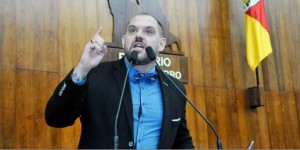 Deputado Rodrigo Maroni exonera assessor flagrado comercializando fogos de artifício clandestinos