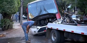 Asfalto cede e lotação fica presa em buraco na Capital