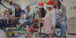 Papai Noel animal surpreende crianças internadas no Hospital de Clínicas