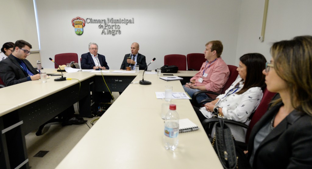 Comissão Especial de Prédios Abandonados debate a gestão dos órgãos municipais.