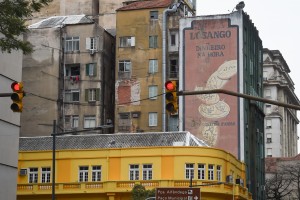 Porto Alegre: Aprovado projeto que trata de anúncios luminosos nas paredes sem portas e janelas