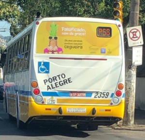 Campanha de conscientização contra óculos falsificados ganha espaço na frota de ônibus de Porto Alegre