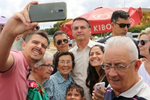 Bolsonaro volta a surpreender turistas na Praça dos Três Poderes