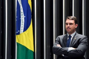 Promotoria investiga lavagem de ‘rachadinhas’ da Assembleia do Rio em compra e revenda de apartamentos de Flávio em Copacabana; de O Estado de São Paulo