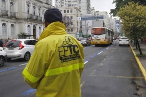 Porto Alegre: EPTC começa sinalizar mais um trecho com faixa exclusiva para ônibus