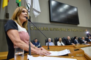 Mônica Leal deixa presidência ressaltando ter outra visão do Legislativo