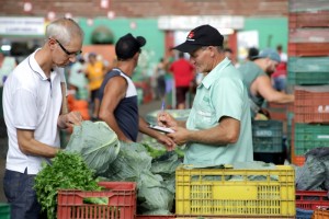 Estiagem afeta preço e qualidade de hortaliças, frutas e milho verde