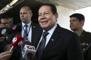 Mourão diz que governo pode convocar militares e ceder ao INSS