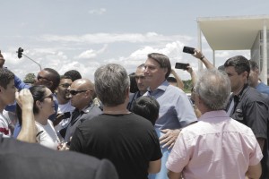 Bolsonaro vai a culto e tira fotos na Praça dos Três Poderes