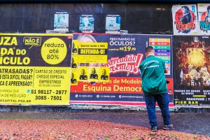 Porto Alegre: Cartazes irregulares são removidos no Centro Histórico