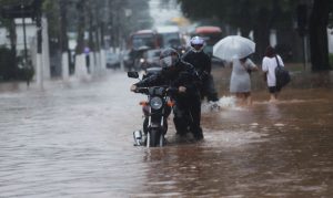 CHUVA INTENSA CAUSA ENCHENTES E PARALISA O TRÂNSITO EM SÃO PAULO