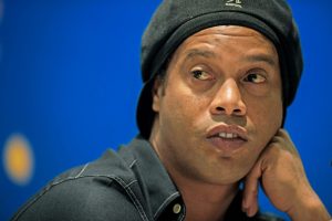 RONALDINHO VIRA RÉU EM AÇÃO COLETIVA QUE PEDE R$ 300 MILHÕES POR ESQUEMA PIRÂMIDE