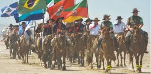 CAVALGADA DO MAR REAPROXIMA VERANISTAS DAS TRADIÇÕES GAÚCHAS