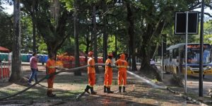 BLOCO DA LIMPEZA ENTRA EM AÇÃO APÓS SEGUNDO DIA DE CARNAVAL DE RUA NA CIDADE BAIXA