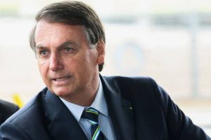 Bolsonaro faz insinuação sexual a repórter; jornal acusa quebra de decoro; da Veja