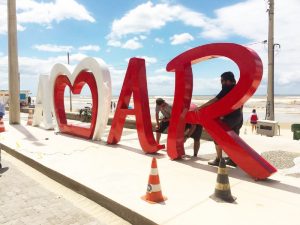 TRAMANDAÍ: PREFEITURA INSTALA NOVO LETREIRO EM ÁREA REVITALIZADA DA ORLA A BEIRA MAR