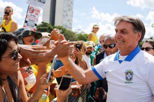 Ida de Bolsonaro a ato em meio a pandemia de coronavírus é irresponsável, dizem parlamentares