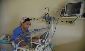 Fachin amplia licença-maternidade de mães de bebês prematuros. Benefício tem início após criança e mulher receberem alta hospitalar