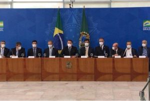 De máscara, Bolsonaro anuncia mais um ministro infectado pelo coronavírus