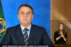 Bolsonaro defende isolamento parcial, ataca Congresso e vê possível instabilidade democrática