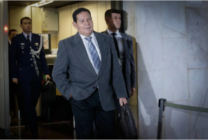 Mourão 'bombeiro' faz contraponto a Bolsonaro e ganha espaço na ala militar