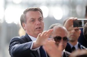 Bolsonaro volta a quebrar isolamento e diz que há 'superdimensionamento' sobre coronavírus