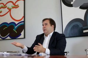 Rodrigo Maia: ‘Bolsonaro arruma inimigo para arranjar conflito’