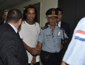 Reviravolta no Paraguai. Ronaldinho Gaúcho e Assis foram presos agora à noite