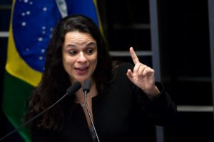 Janaína Paschoal pede afastamento de Bolsonaro da Presidência e fala que se arrependeu do voto; por Lucas Rivas/Rádio Guaíba