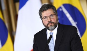 Itamaraty retira diplomatas dos consulados do Brasil na Venezuela. Ministério também decidiu retirar funcionários do país