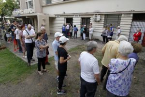 Bairros de Porto Alegre com concentração de idosos ficam sem farmácia para vacina contra gripe