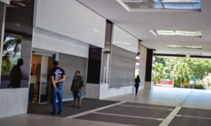 Lojistas não pagarão aluguel enquanto shoppings estiverem fechados. Medida visa preservar comerciantes e manter empregos