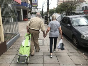 Decreto restringe circulação de idosos em Porto Alegre