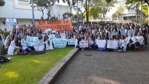 RS: Estudantes de Medicina da Pucrs protestam contra fechamento da maternidade