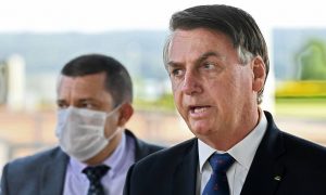 'O brasileiro pula no esgoto e não acontece nada', diz Bolsonaro sobre coronavírus