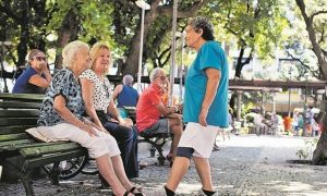 Isolar idosos não é suficiente para combater coronavírus, dizem cientistas