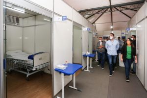 Governador Leite visita primeiro hospital de campanha de Canoas