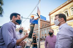 Porto Alegre: Começam as instalações das novas placas de rua da Capital