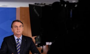 Brasil vai receber matéria-prima para hidroxicloroquina, diz Bolsonaro. Presidente citou cardiologista que receitou e usou medicamento