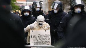 Polícia de Berlim dispersa manifestação contra quarentena