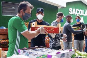 Dunga recebe jogadores do Grêmio na arrecadação de alimentos em combate ao coronavírus; do Onefootball