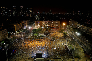 Manifestantes protestam contra Netanyahu em Israel sob restrições do coronavírus; Folha de São Paulo