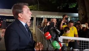 “E daí? Quer que eu faça o quê?”, diz Bolsonaro sobre mortes por covid-19. Segundo ele, o vírus vai atingir 70% da população