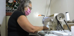 Costureira de Esteio produz máscaras de algodão e doa aos profissionais da saúde e famílias
