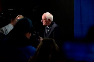 Bernie Sanders desiste de concorrer nas primárias democratas