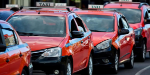 Redução de passageiros prejudica trabalho de motoristas de aplicativo e taxistas